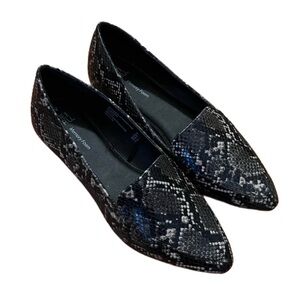 Black snake skin pointed toe flats Size 7 Wide